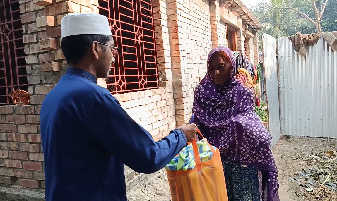 অসহায় মানুষের পাশে দাঁড়ানো